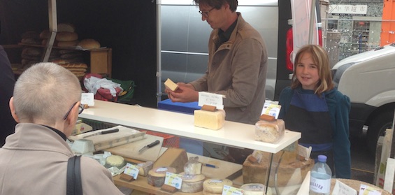 Beratung und Käseauswahl am Marktstand von kaes.at